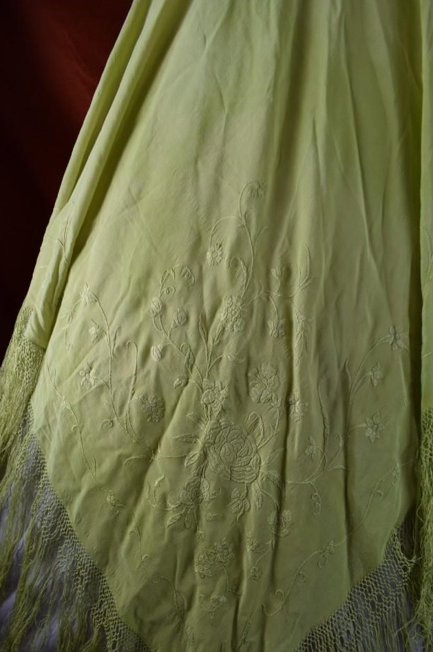 Espectacular Mantón de Manila isabelino de seda muy antiguo - Imagen 2