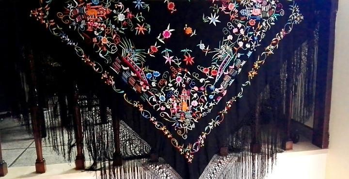 Precioso Mantón de manila bordado con patrón chino - Imagen 4