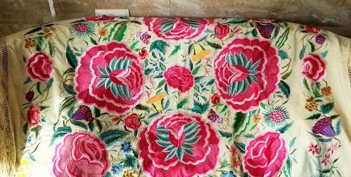 Mantón de Manila antiguo de peonias. Impecable - Imagen 3