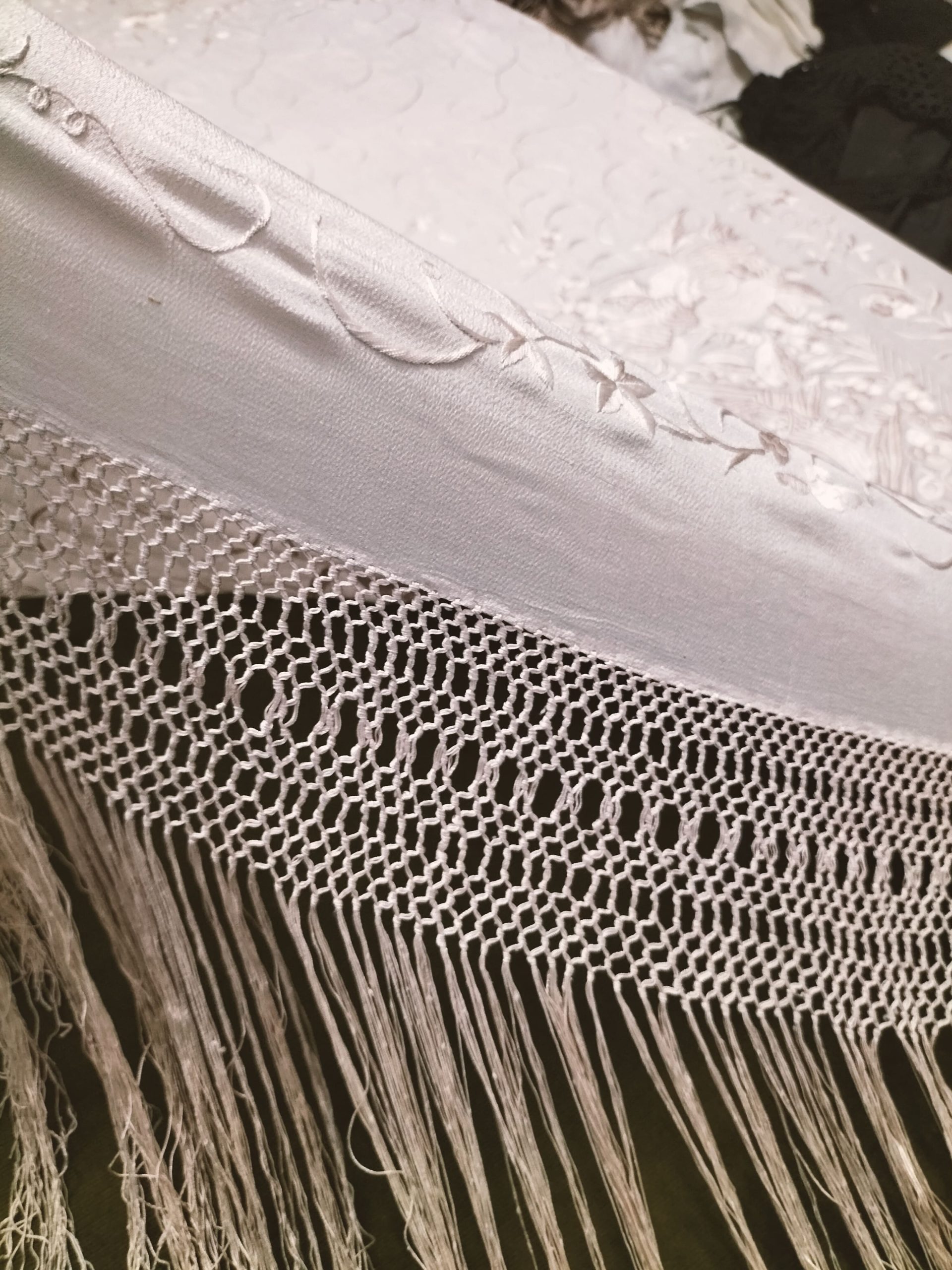 Mantón de Manila de novia antiguo con maravillosos bordados chinos - Imagen 4