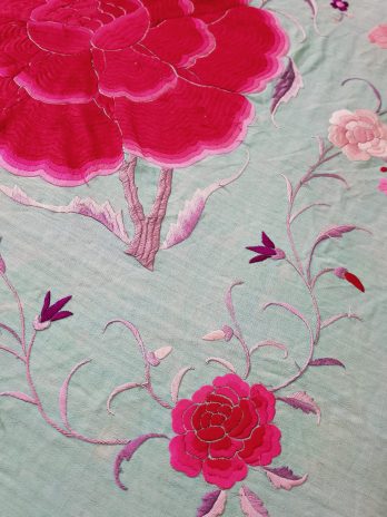 Impresionante mantón Manila antiguo cinco rosas o peonias en azul turquesa