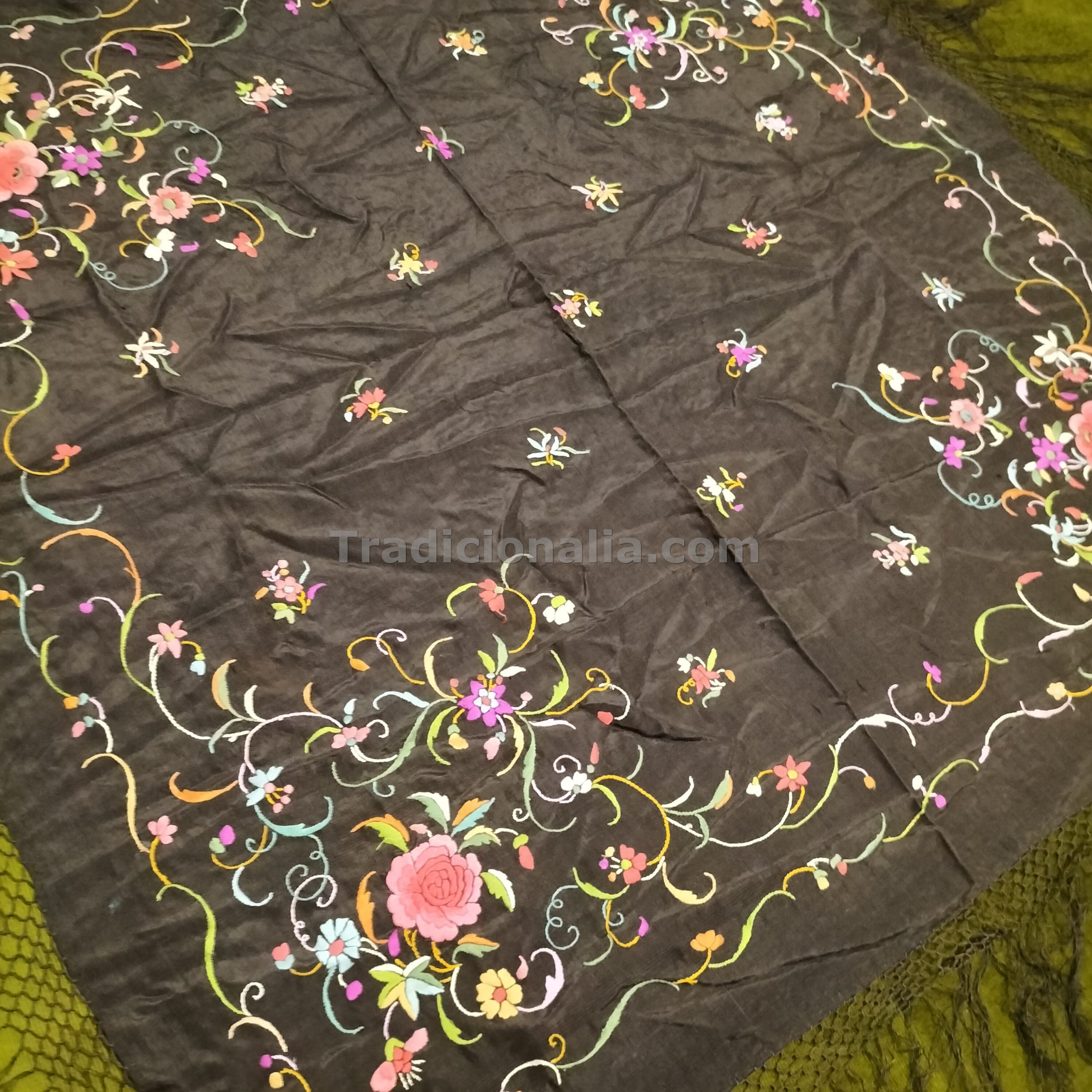 Mantón de talle isabelino con dos tipos de flores bordado en las cuatro esquinas - Imagen 4