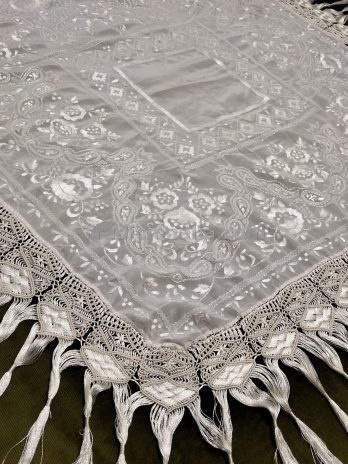 Elegante mantón de talle antiguo del siglo XIX