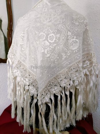 Elegante mantón de talle antiguo del siglo XIX