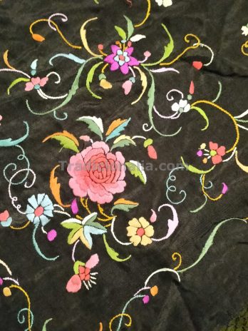 Mantón de talle isabelino con dos tipos de flores bordado en las cuatro esquinas