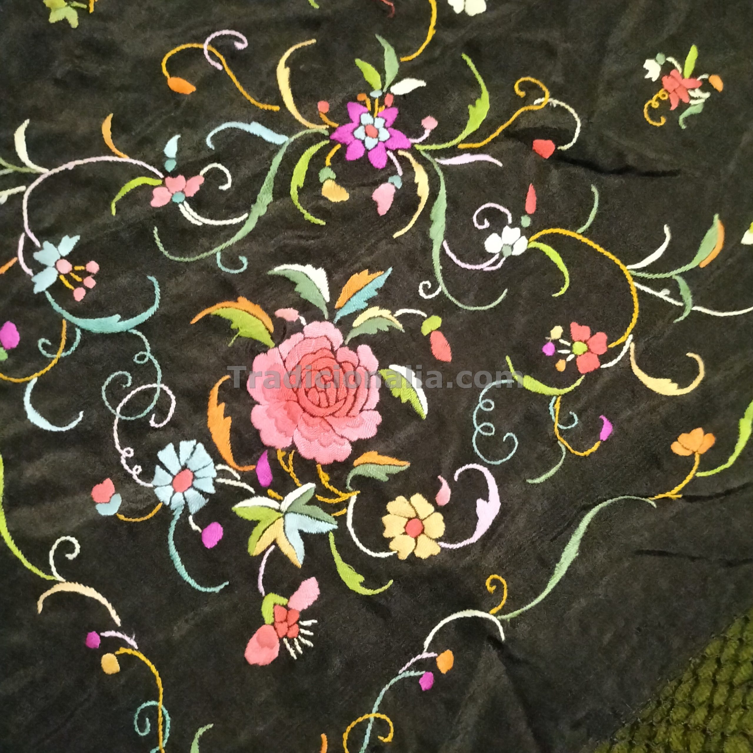 Mantón de talle isabelino con dos tipos de flores bordado en las cuatro esquinas - Imagen 2