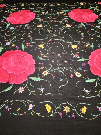 Espectacular mantón de Manila cantones con rosetones