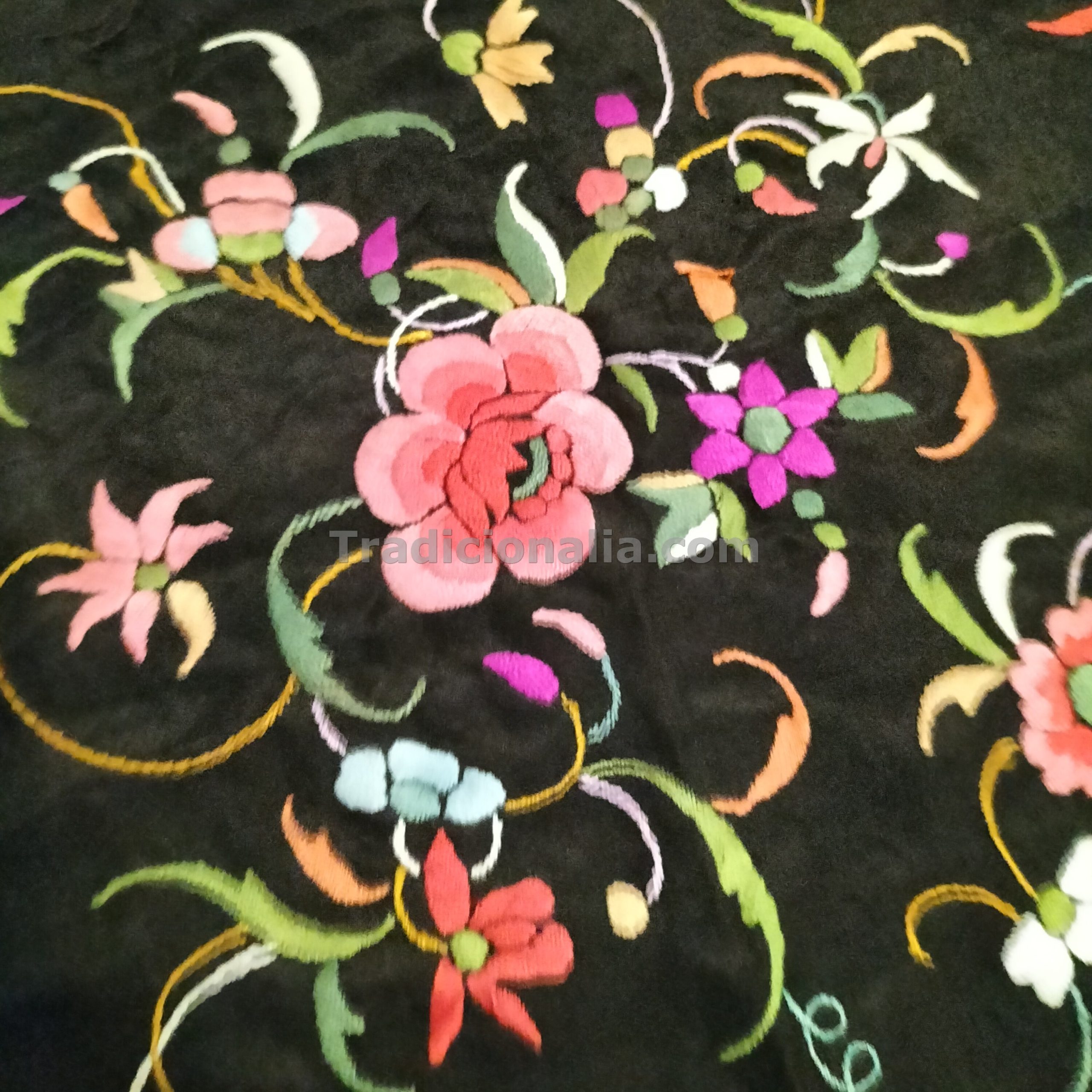 Mantón de talle isabelino con dos tipos de flores bordado en las cuatro esquinas - Imagen 3