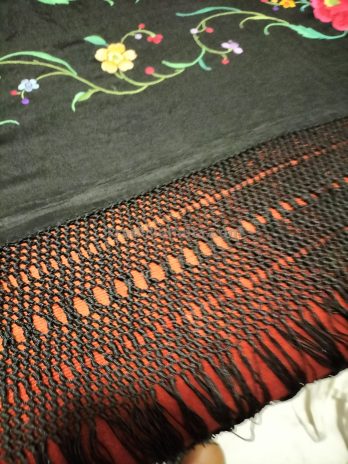 Espectacular mantón de Manila cantones con rosetones