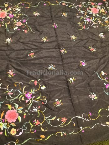 Mantón de talle isabelino con dos tipos de flores bordado en las cuatro esquinas